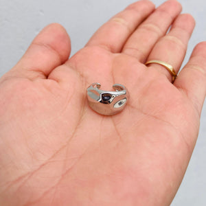 Earcuff placa grabada plateada