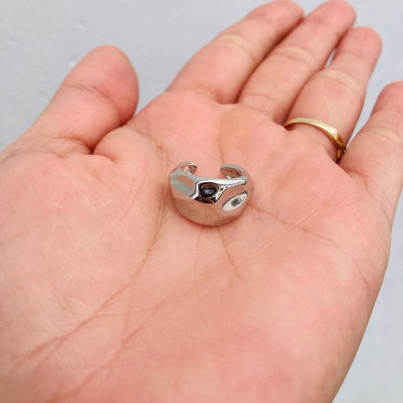Earcuff placa grabada plateada
