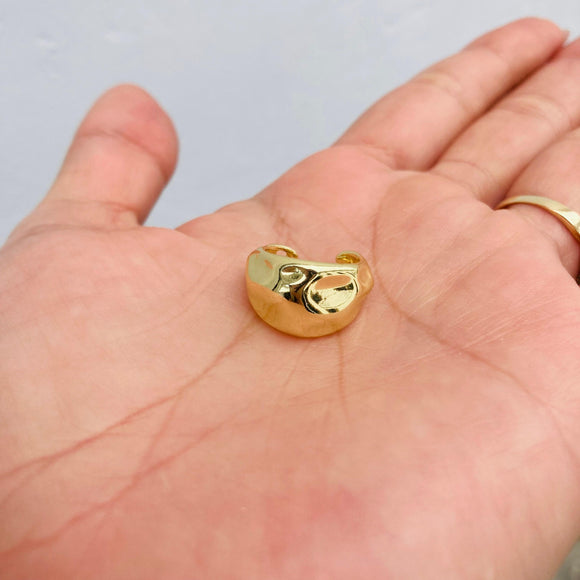 Earcuff placa grabada dorada