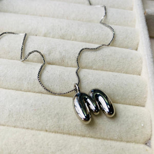 collar letra M bubble