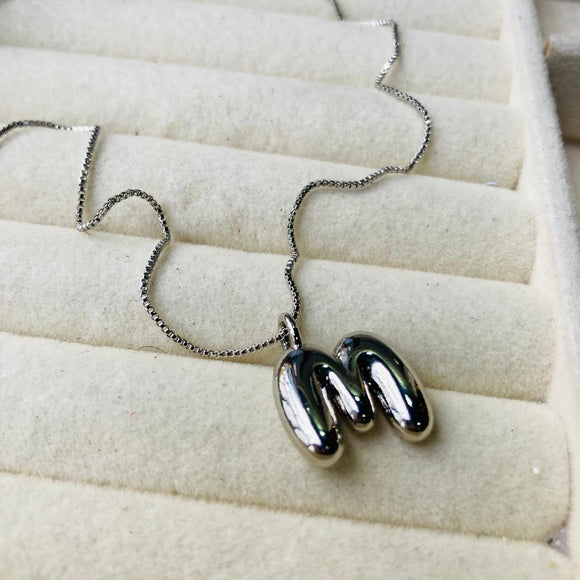 collar letra M bubble