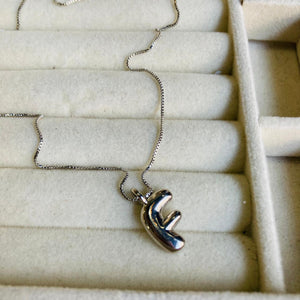 collar letra F bubble