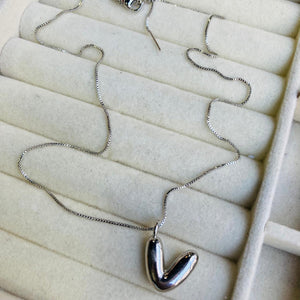 collar letra V bubble