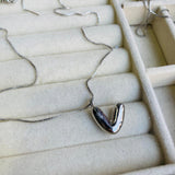 collar letra V bubble
