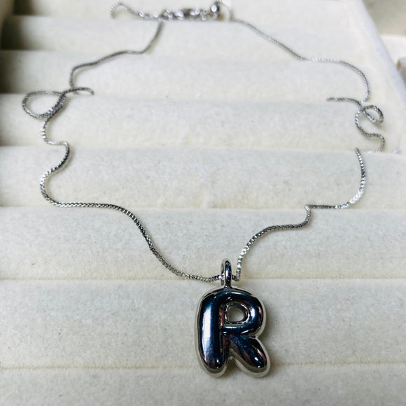 collar letra R bubble