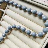 Gargantilla magnolia gris
