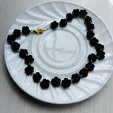 gargantilla + topos flor negra