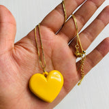 Collar corazon plano amarillo