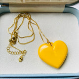 Collar corazon plano amarillo