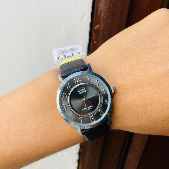 Reloj Q&Q cuero Negro