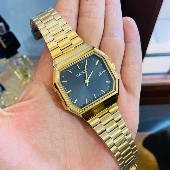 Reloj casio cuadrado dorado/negro